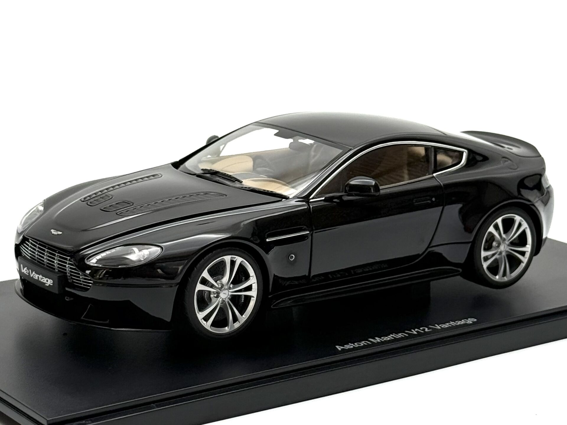 1:18 Aston Martin V12 Vantage 2010 Black 70207- Autoart