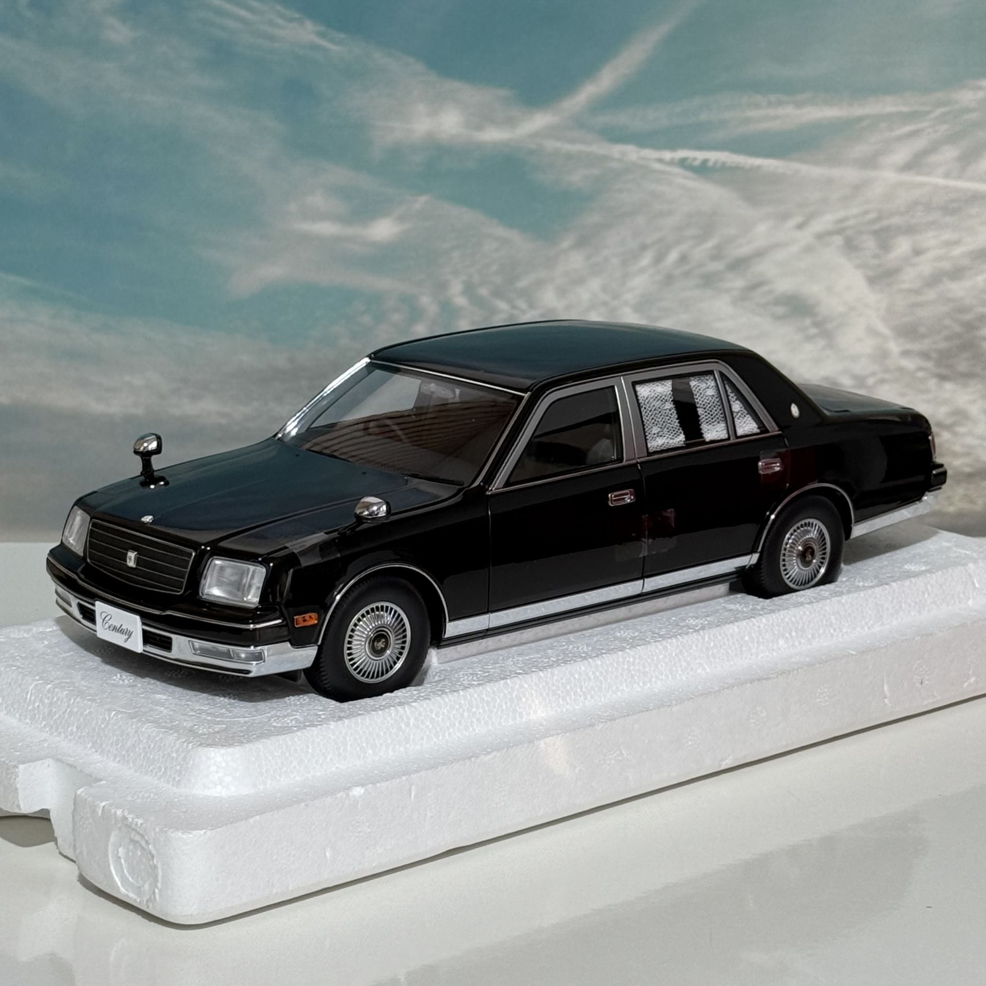 1:18 Toyota Century 2019 Black - Almost Real