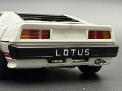 1:18 Lotus Esprit Turbo 1982 RHD White 70062 - Autoart