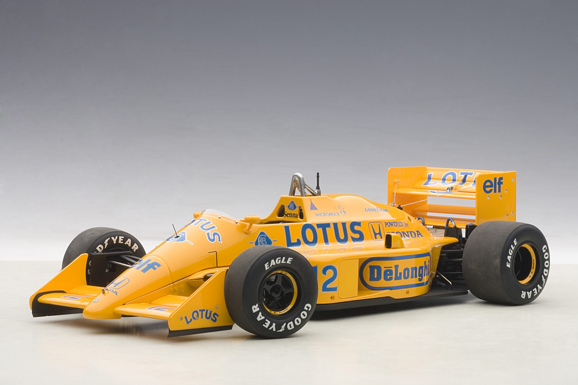 1:18 Lotus 99T No:12 Japan GP 1987 Ayrton Senna - Autoart Sign.