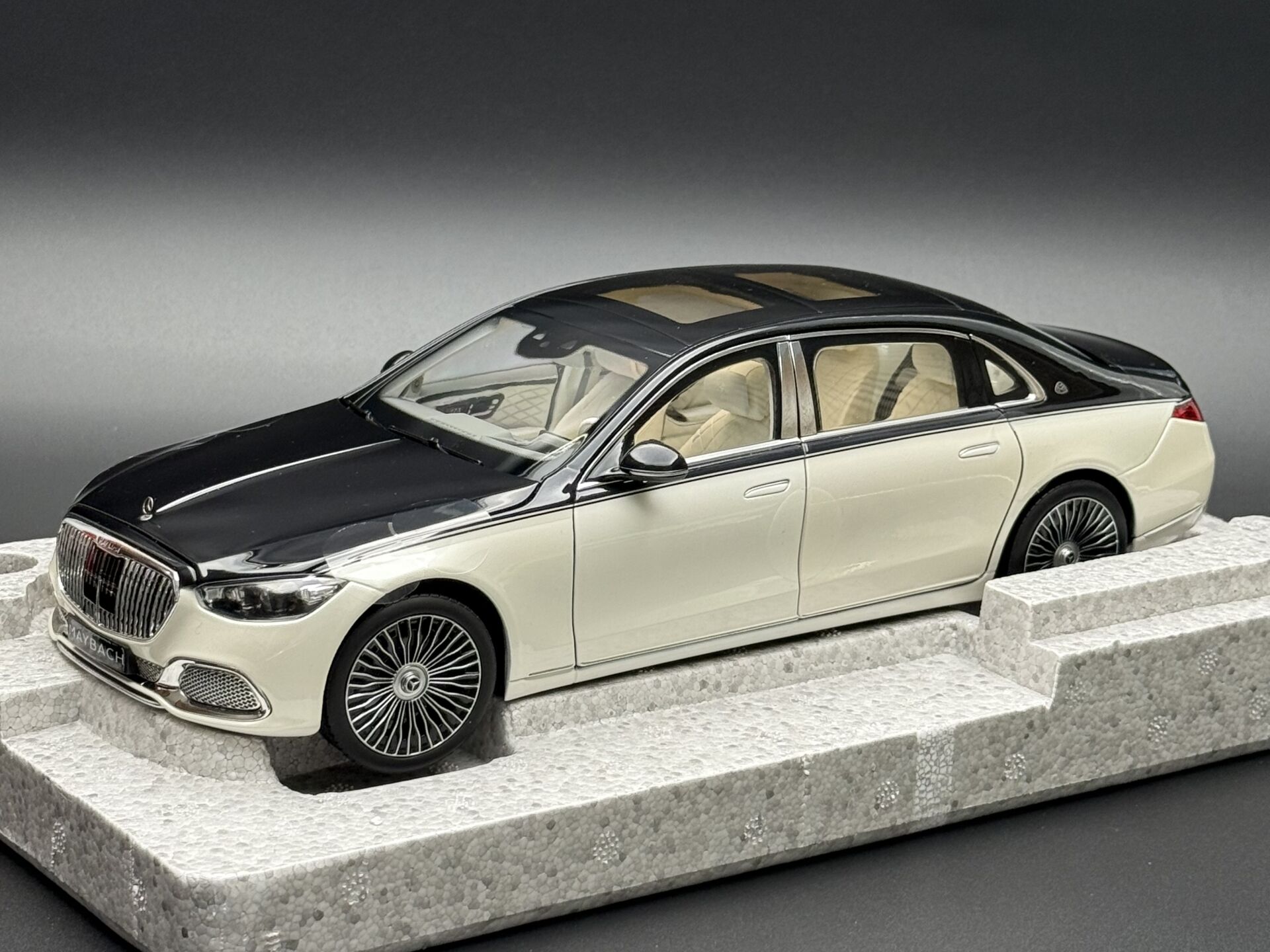 1:18 Mercedes-Maybach S680 4Matic X223 Black/White - Norev