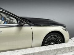 1:18 Mercedes-Maybach S680 4Matic X223 Black/White - Norev