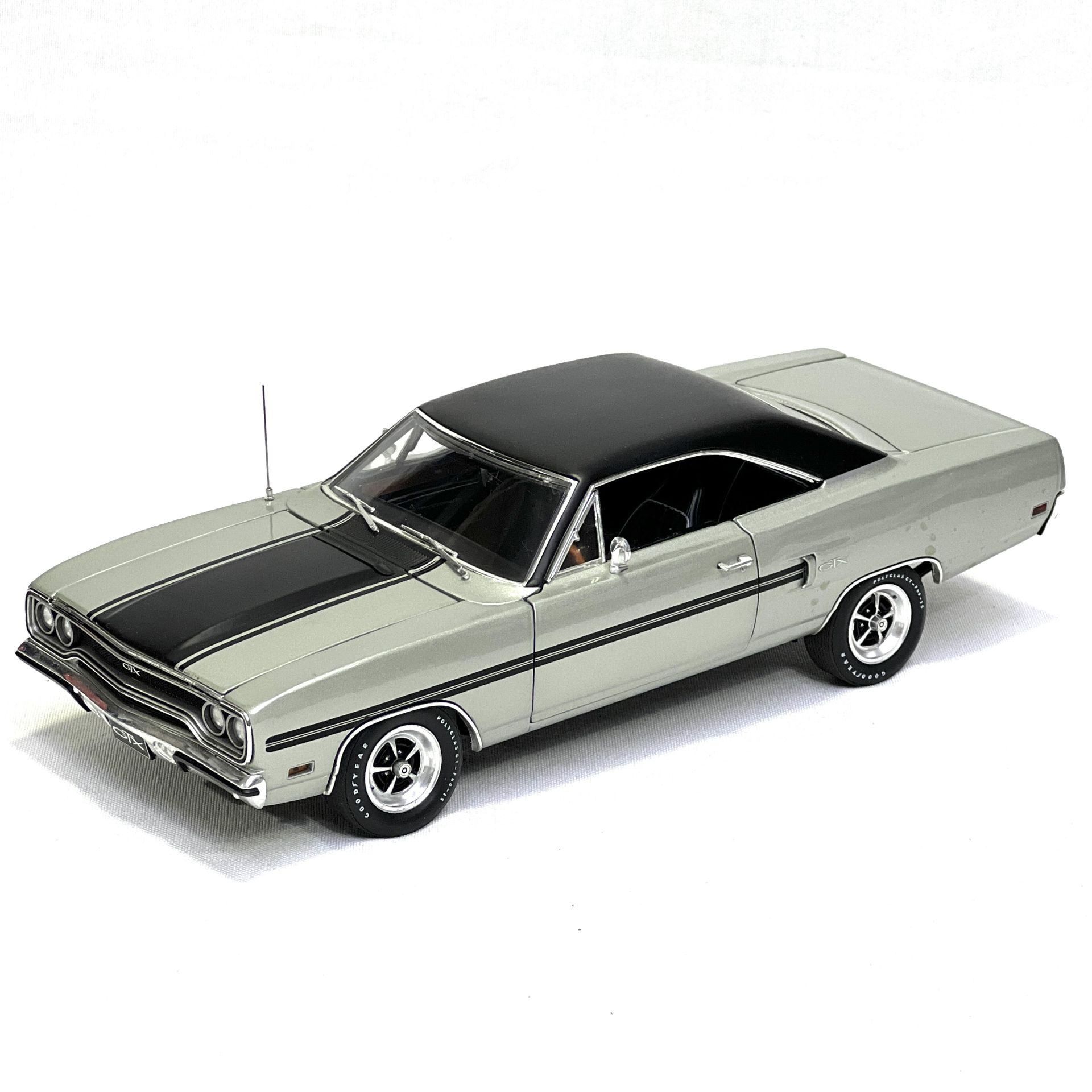 1:18 Plymouth GTX Coupe 1970 Silver Black - GMP