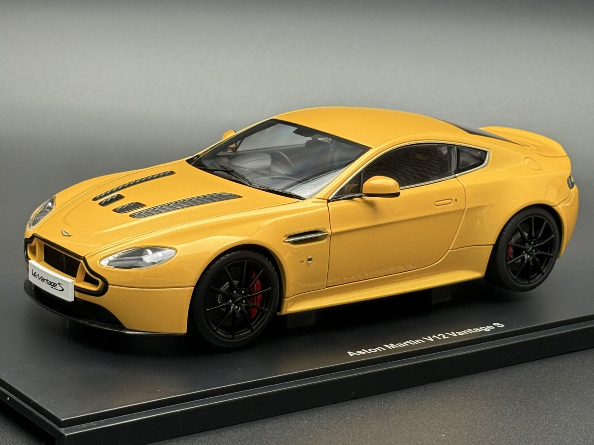 1:18 Aston Martin V12 Vantage S 2015 Yellow Tang 70252- Autoart