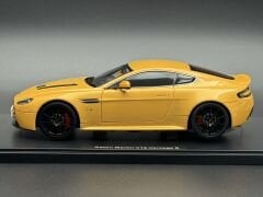 1:18 Aston Martin V12 Vantage S 2015 Yellow Tang 70252- Autoart