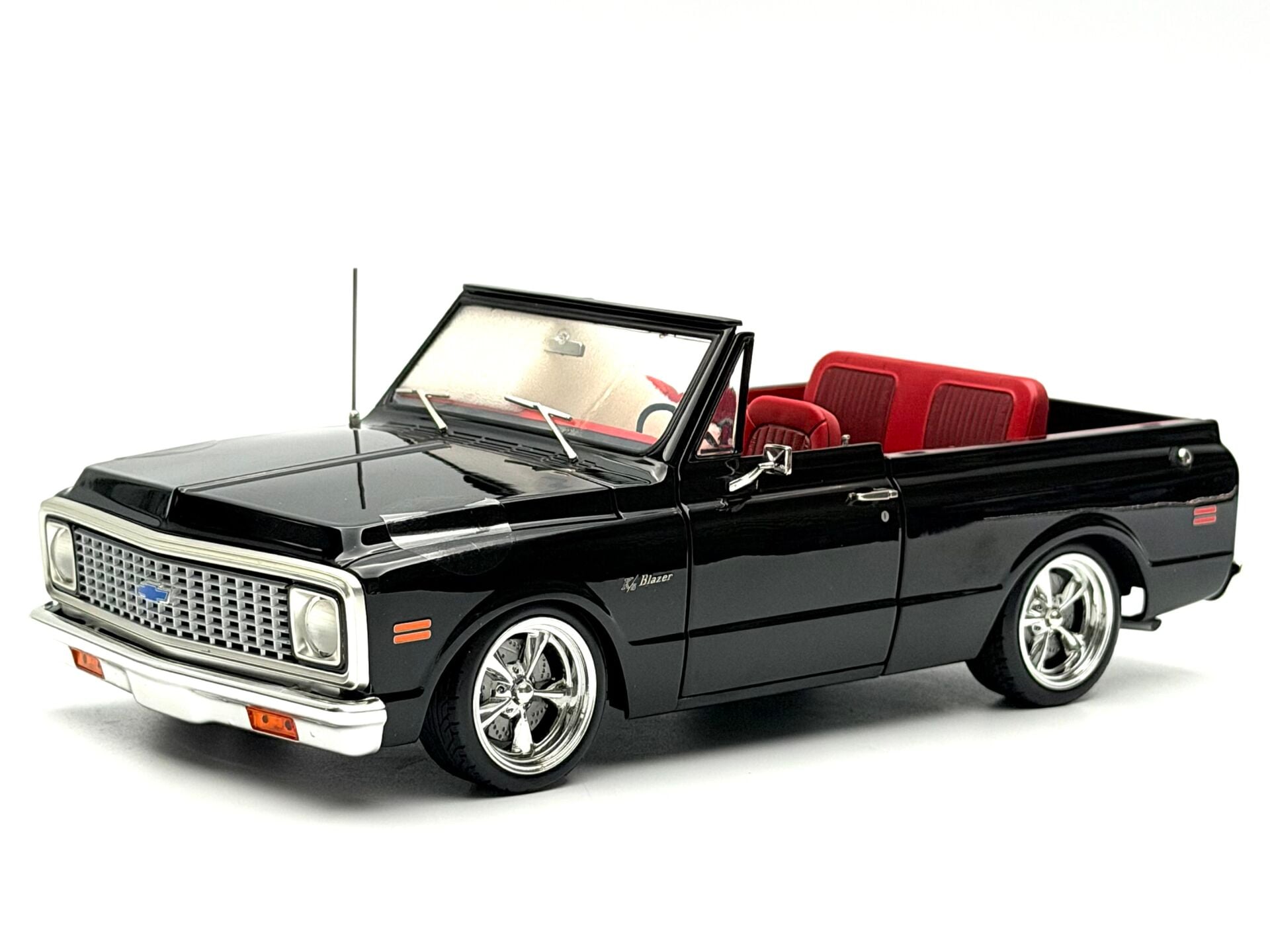 1:18 Chevrolet Blazer Custom Black&White Top 1972 - ACME