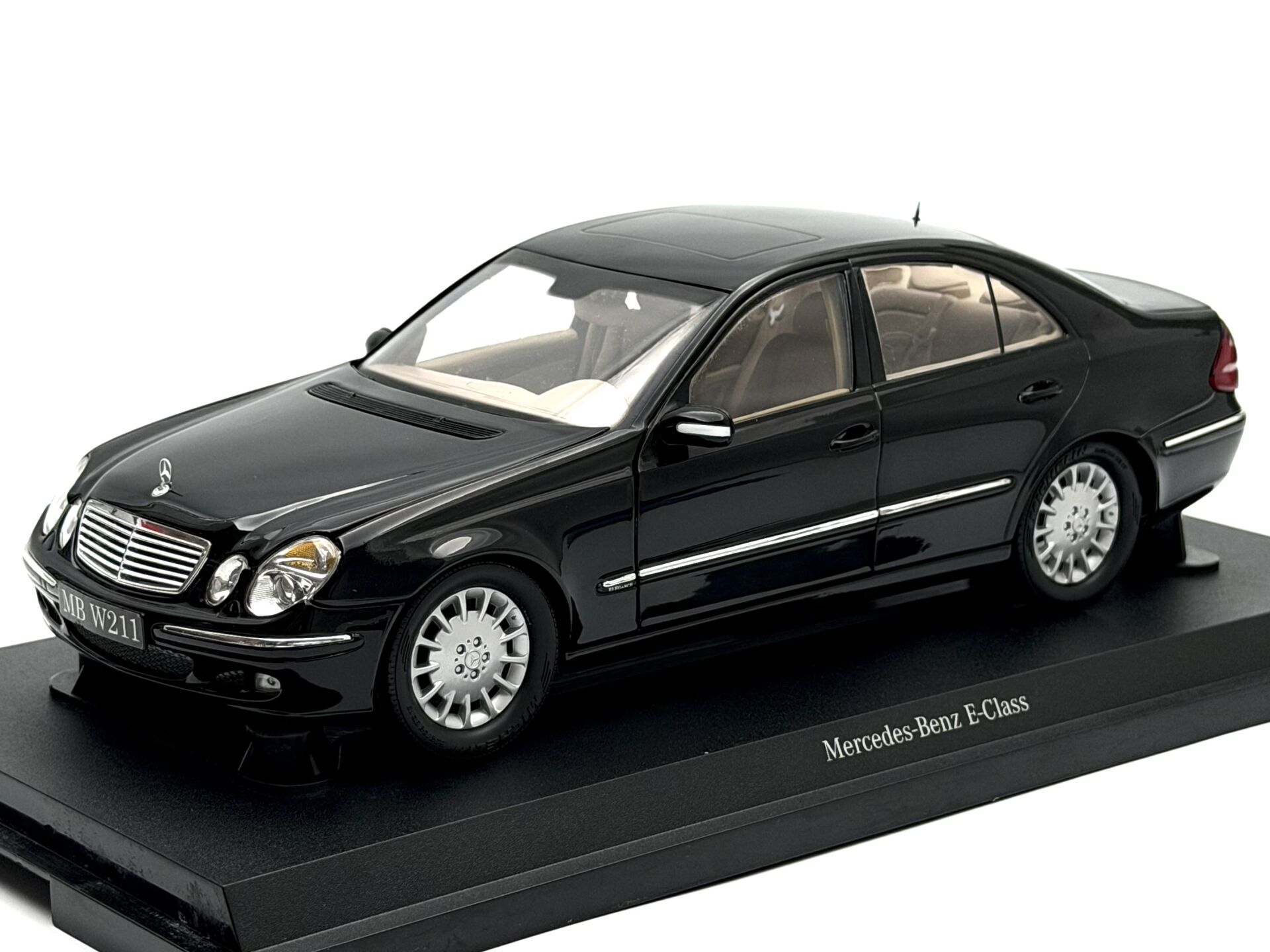1:18 Mercedes-Benz E Class Sedan W211 Black - Autoart