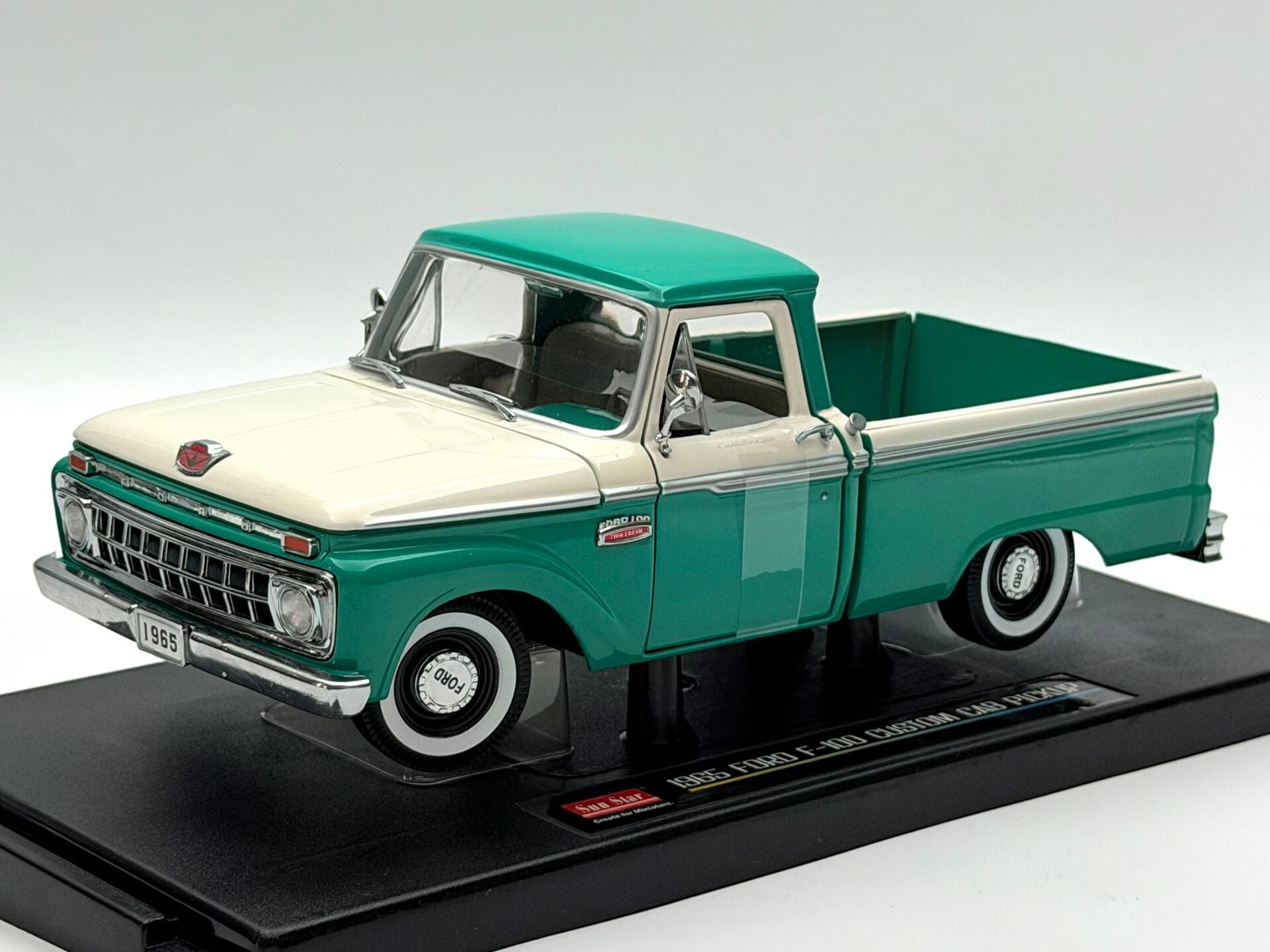 1:18 Ford F-100 Custom Cab Pick Up 1965 Turquoise - Sun Star