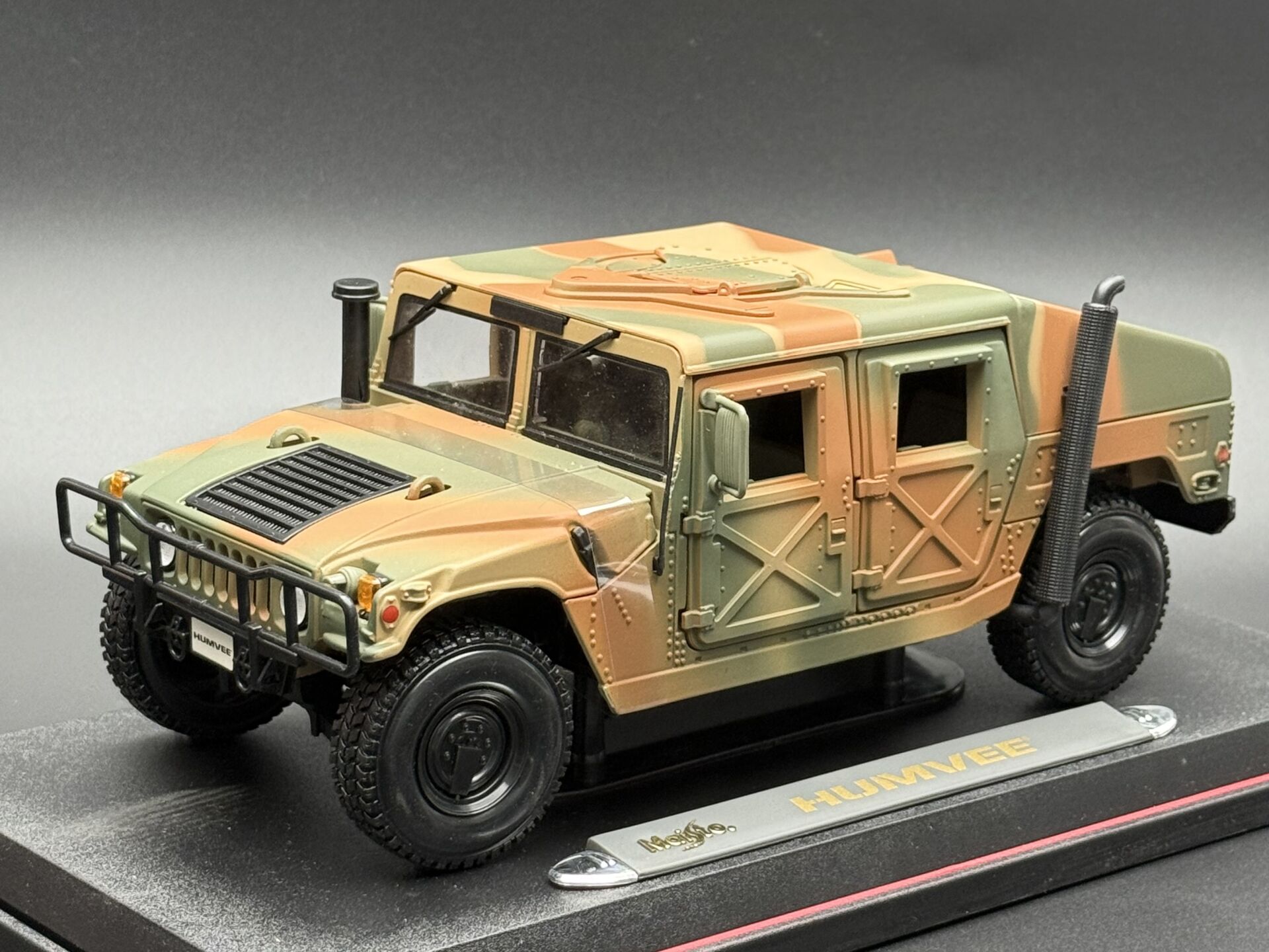 1:18 HMMWV HUMVEE Hummer Military - Maisto