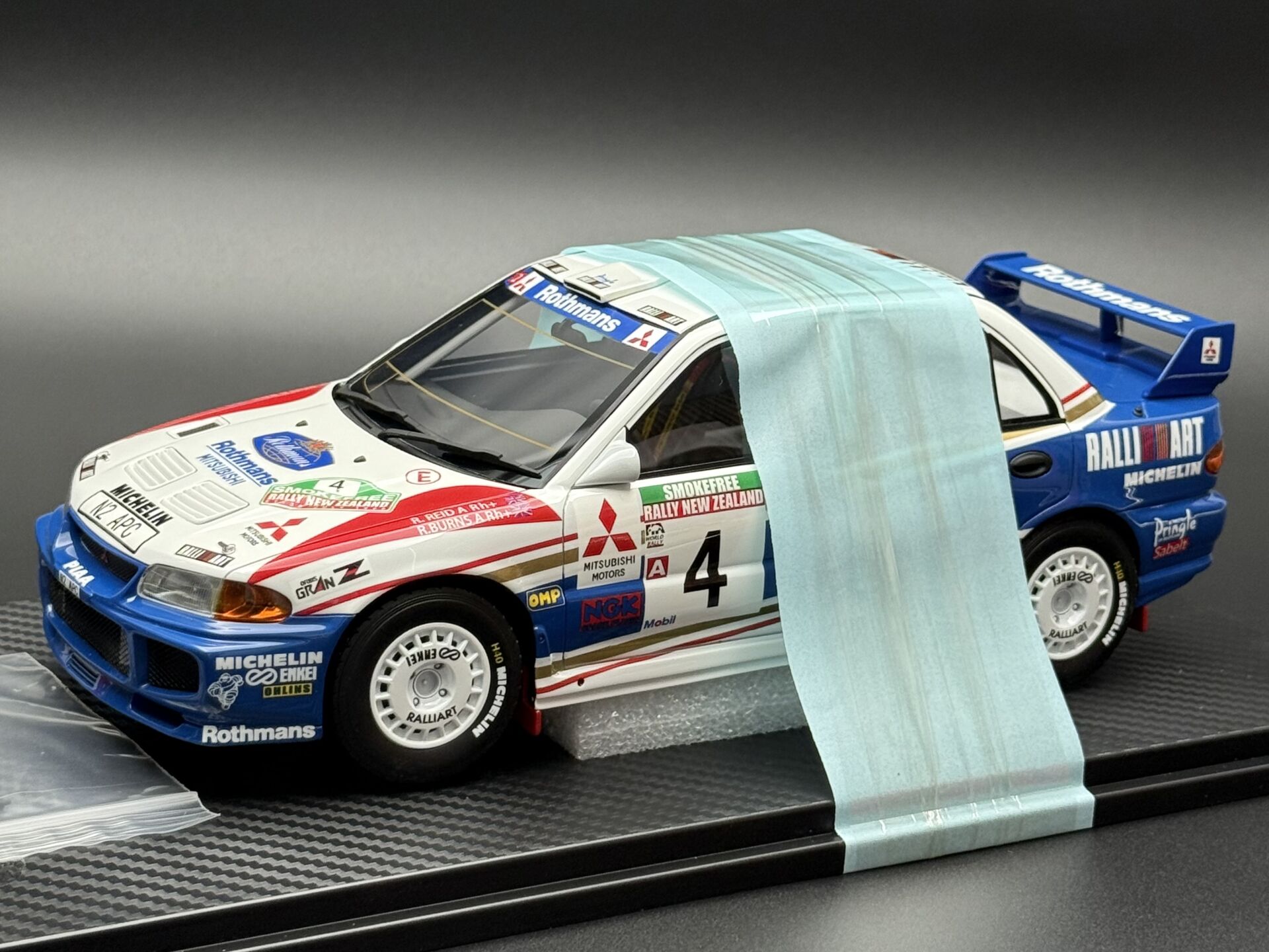 1:18 Mitsubishi Lancer Evo 3 Ralliart with Showcase - One Model