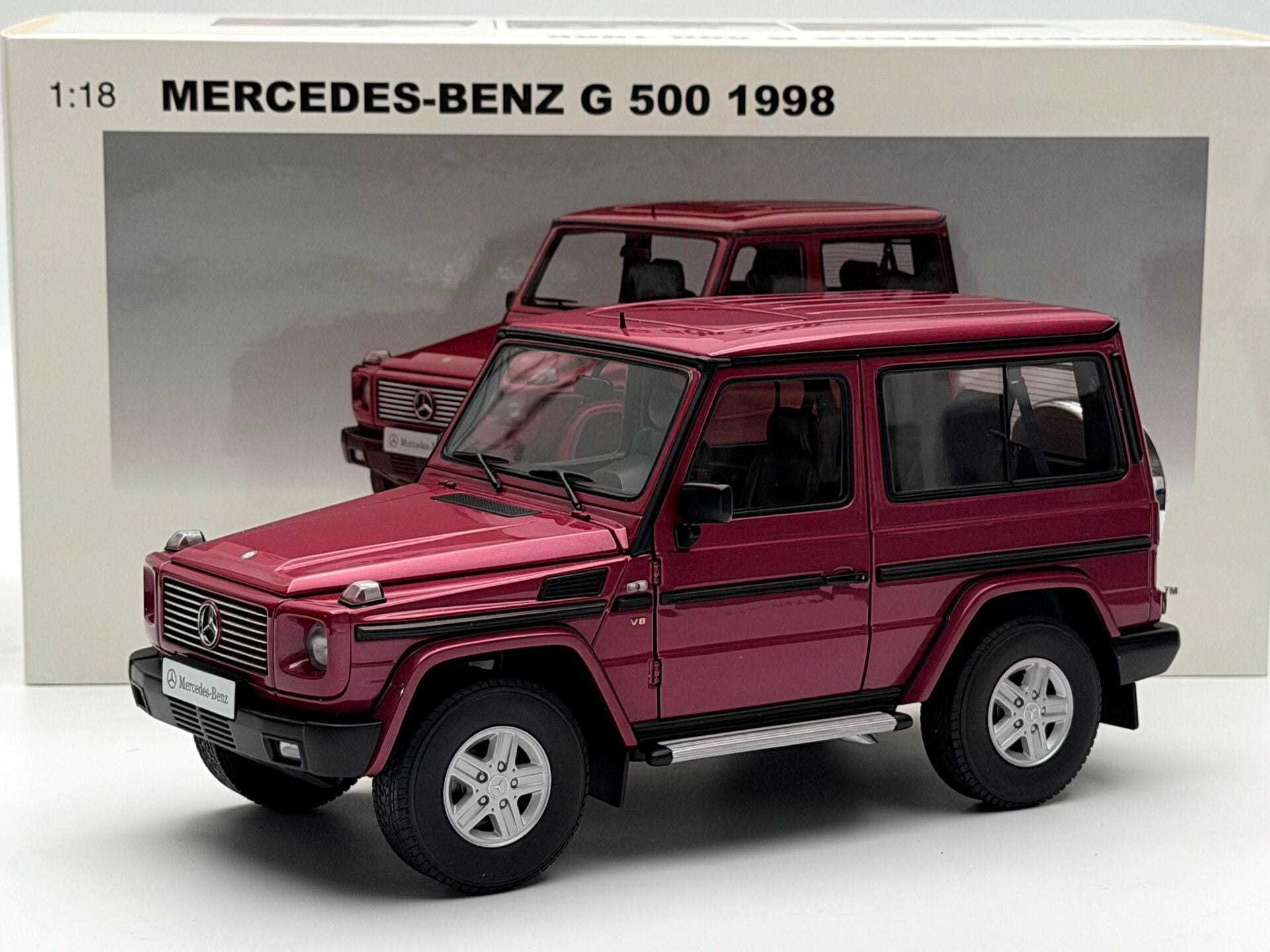 1:18 Mercedes-Benz G500 SWB 1998 Red 76113 - Autoart