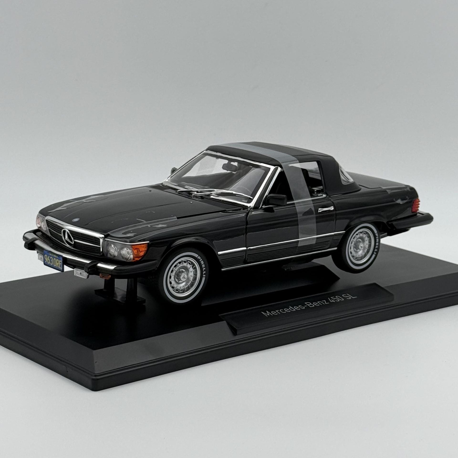 1:18 Mercedes-Benz 450SL US Version 1979 Black - Norev