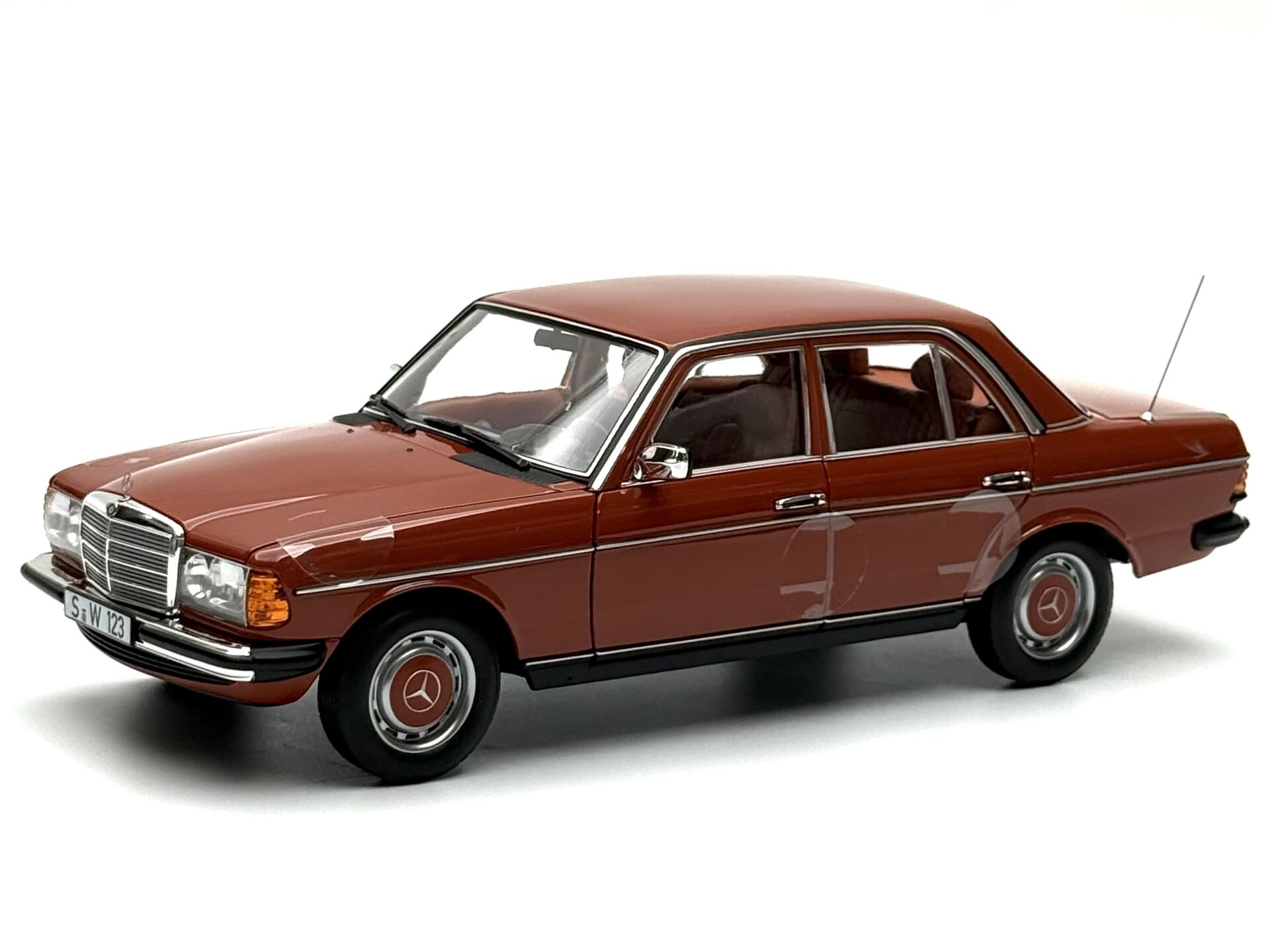 1:18 Mercedes-Benz 200 W123 English Red 1980 - Norev