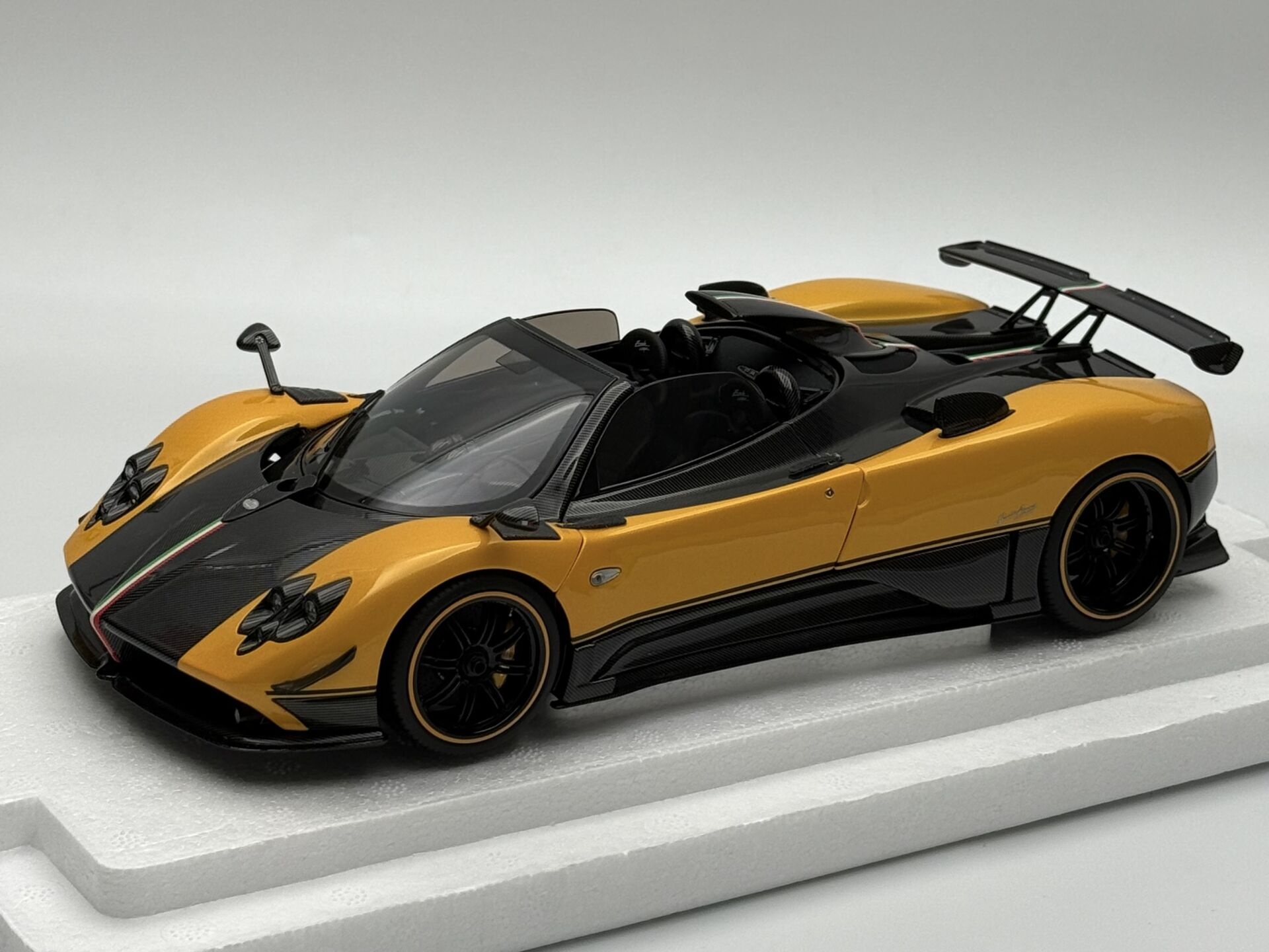 1:18 Pagani Zonda Cinque Roadster 2009 Giallo Ginevra - Almost Real
