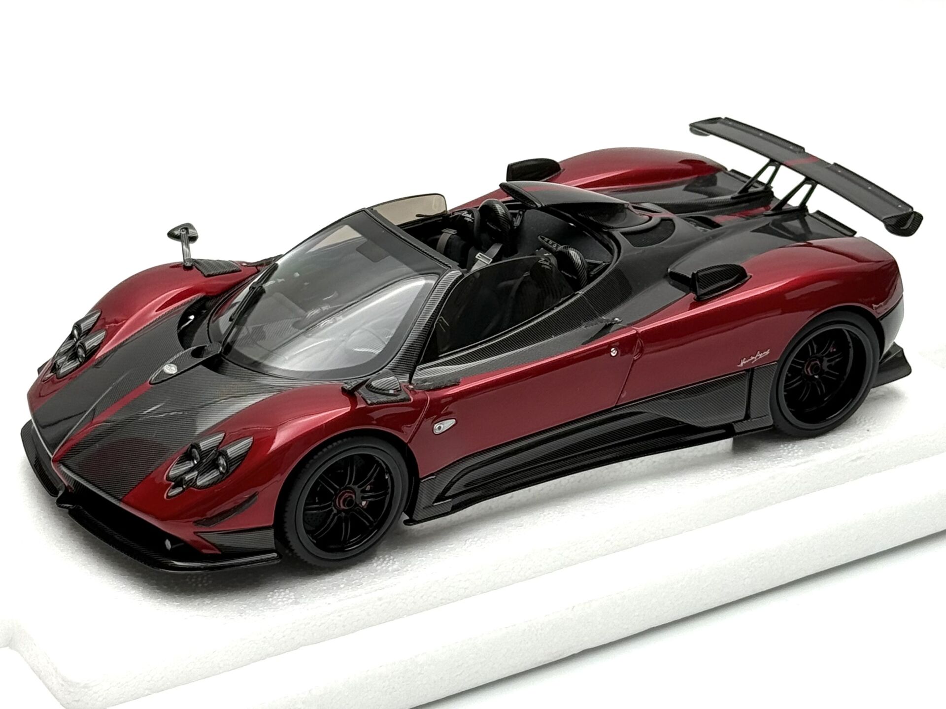 1:18 Pagani Zonda Cinque Roadster 2009 Rosso Dubai - Almost Real