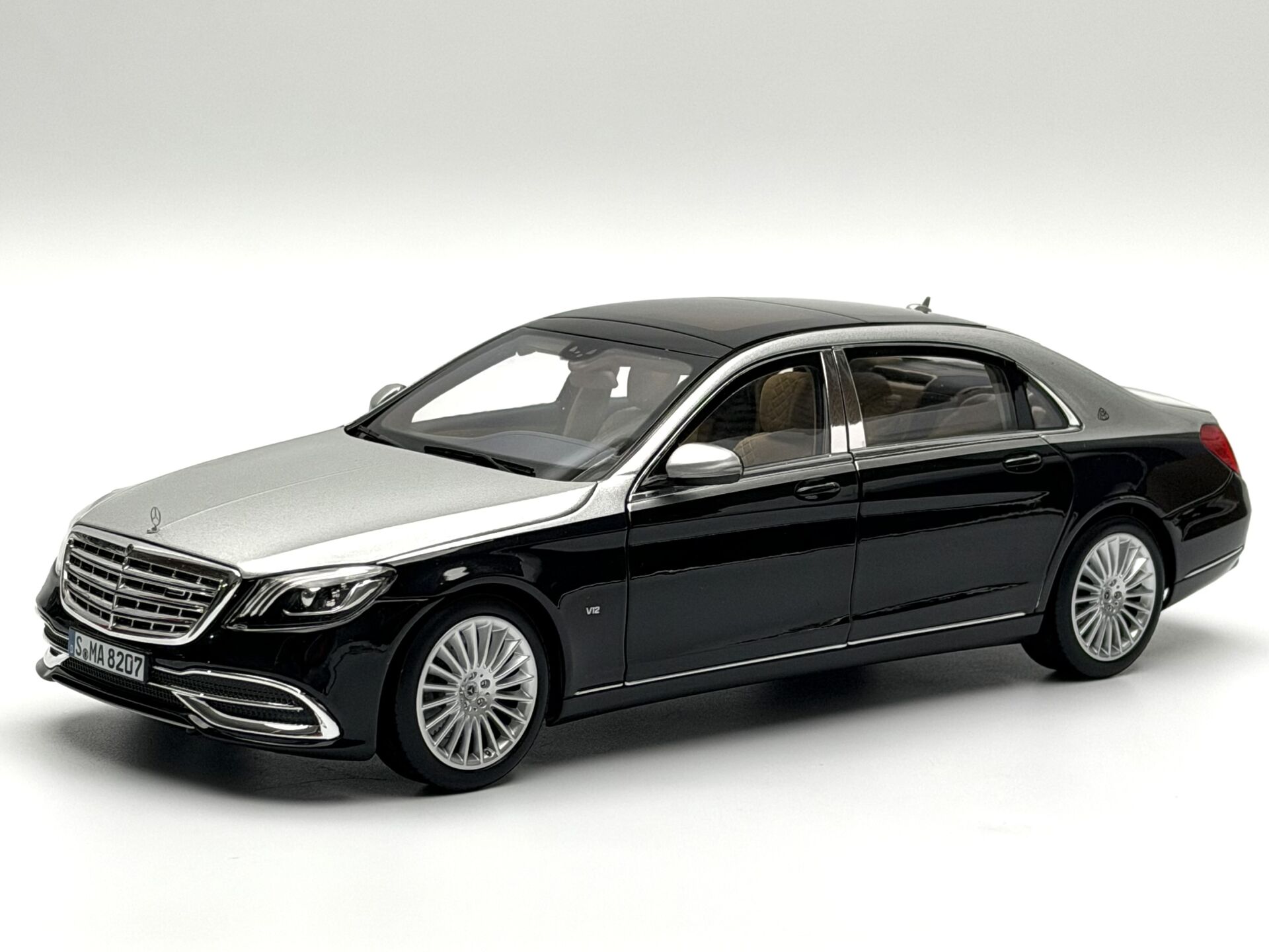 1:18 Mercedes-Maybach S Class S650 W222 Black/Silver 2018 - Norev