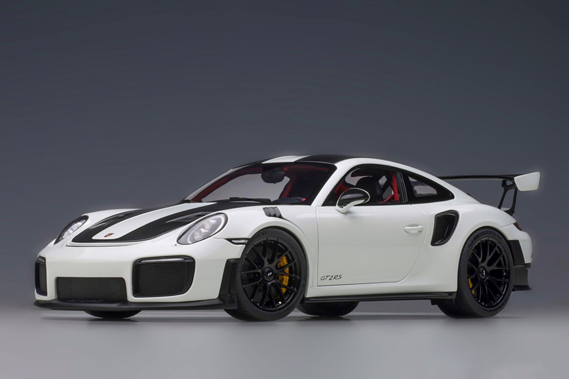 1:18 Porsche 911 GT2 RS 991.2 Weissach Package White - Autoart
