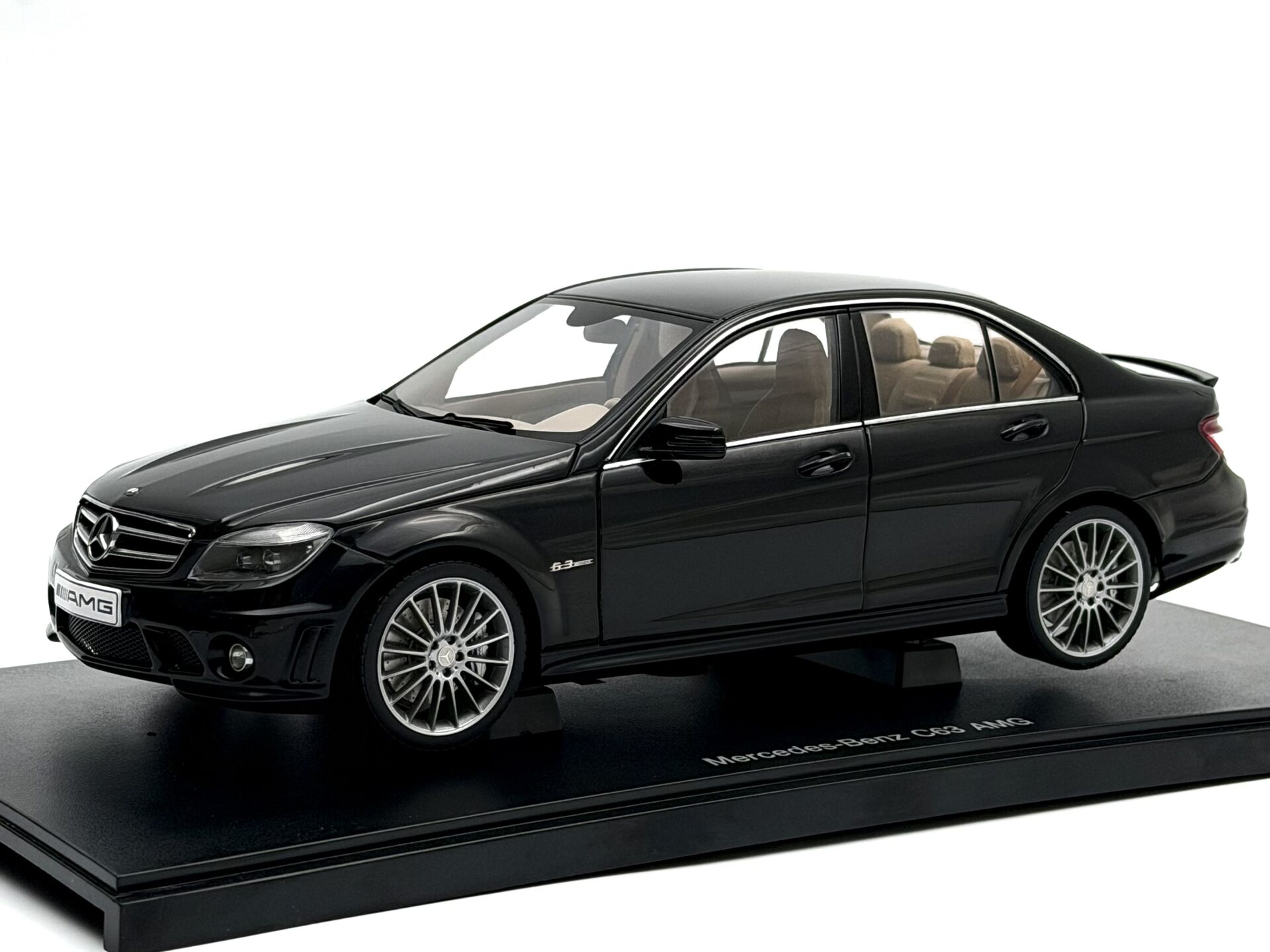 1:18 Mercedes-Benz C63 AMG Black with Leather Seat W204 - Autoart