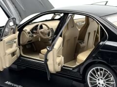 1:18 Mercedes-Benz C63 AMG Black with Leather Seat W204 - Autoart