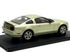 1:18 Ford Mustang GT 2005 Legend Lime 73011 - Autoart