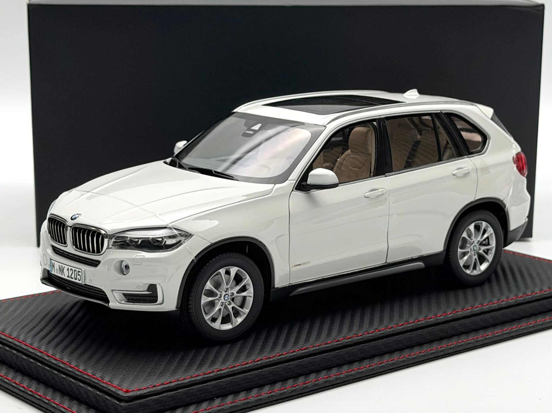 1:18 BMW X5 F15 Alpine White 2012 - Paragon