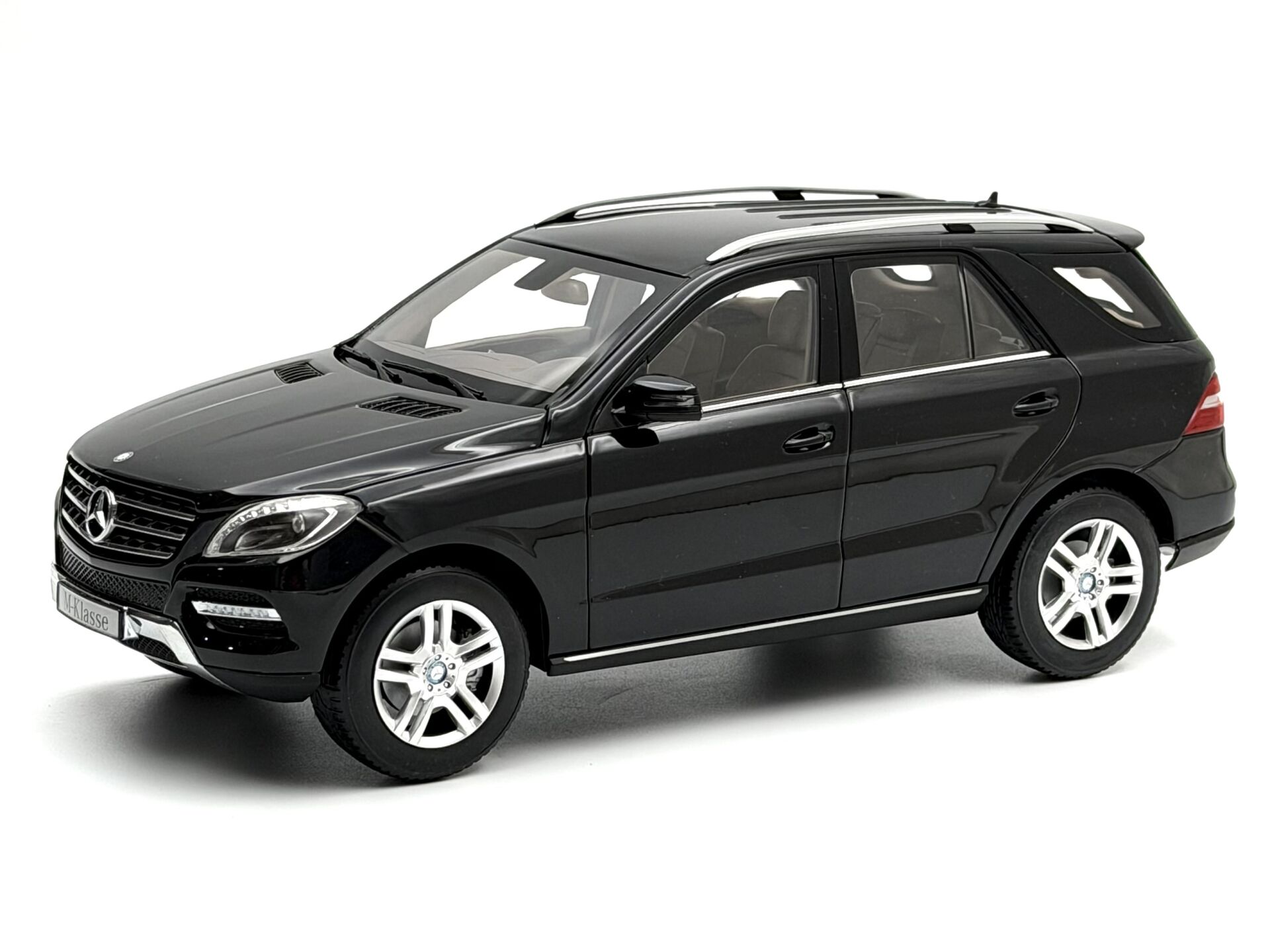 1:18 Mercedes-Benz M Class ML W166 Obsidian Black - Minichamps
