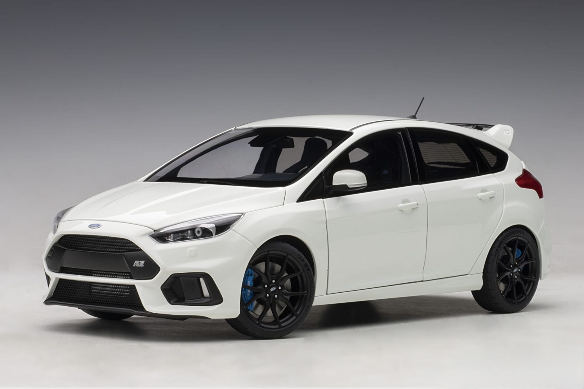 1:18 Ford Focus RS Frozen White 2016 - Autoart