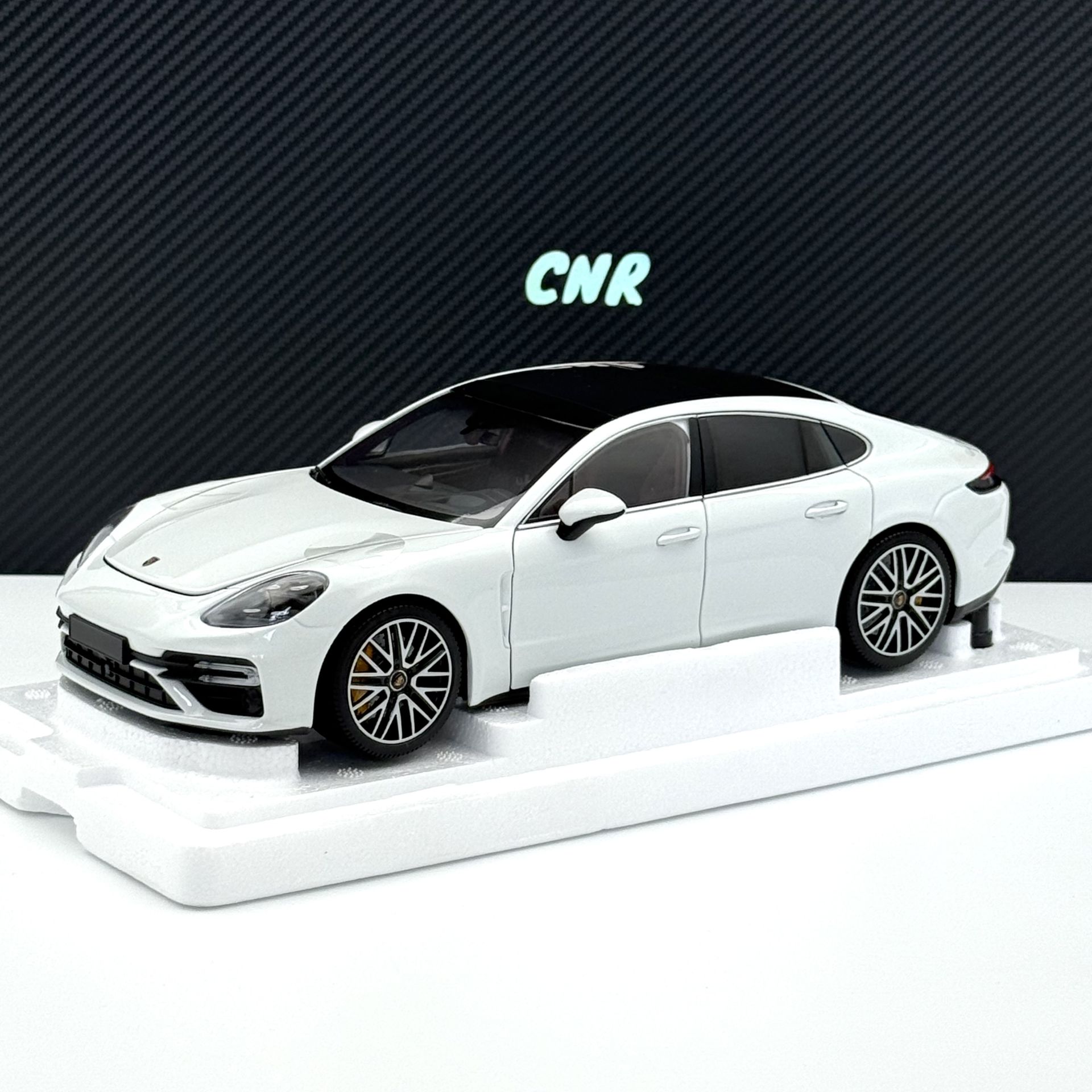 1:18 Porsche Panamera Turbo S 2020 White - Minichamps