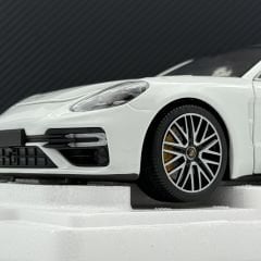 1:18 Porsche Panamera Turbo S 2020 White - Minichamps