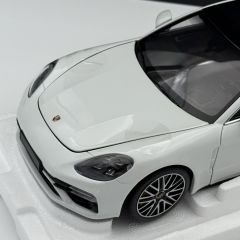 1:18 Porsche Panamera Turbo S 2020 White - Minichamps