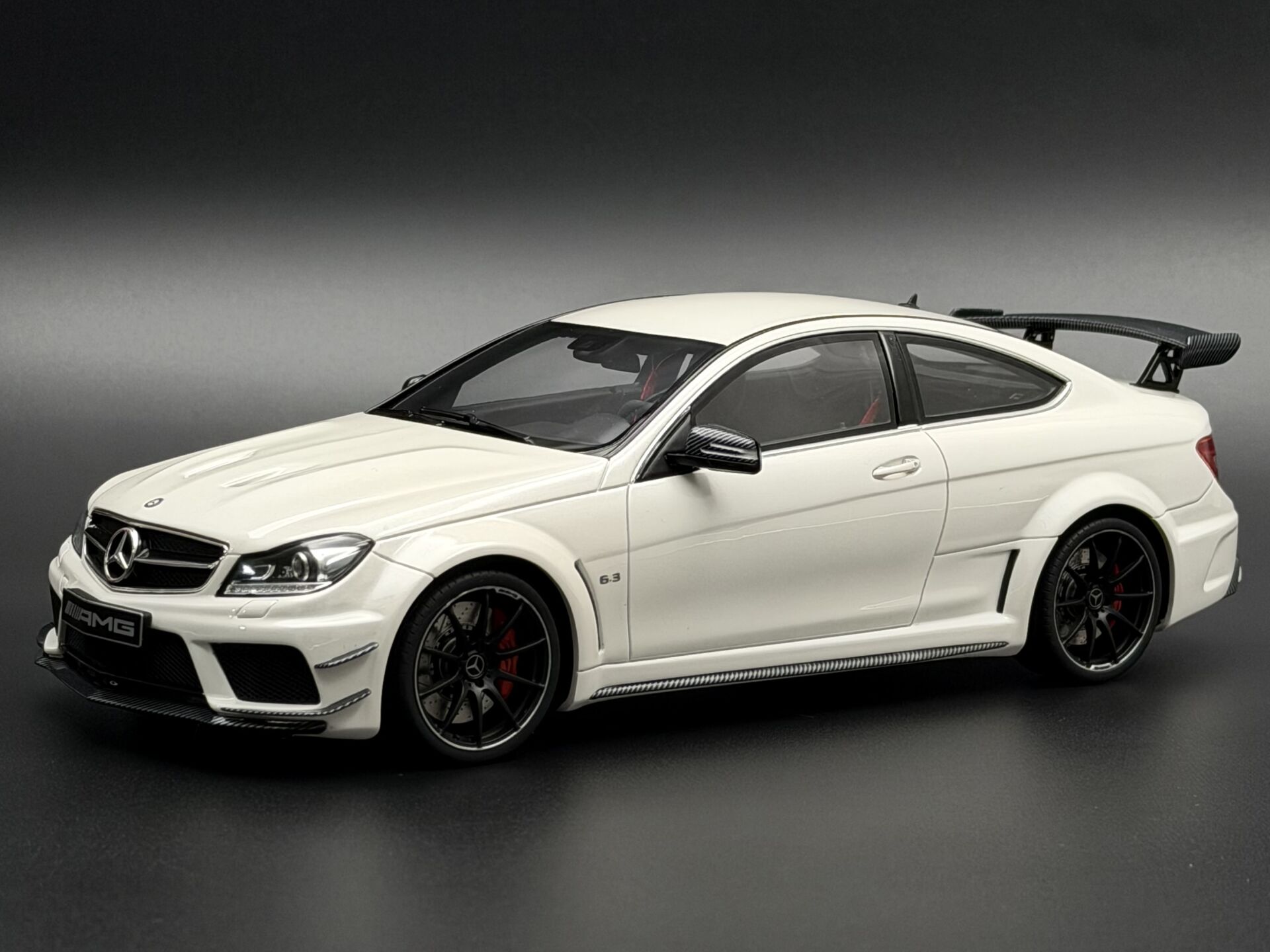 1:18 Mercedes-Benz C63 AMG Black Series Polar White - GT Spirit Dealer