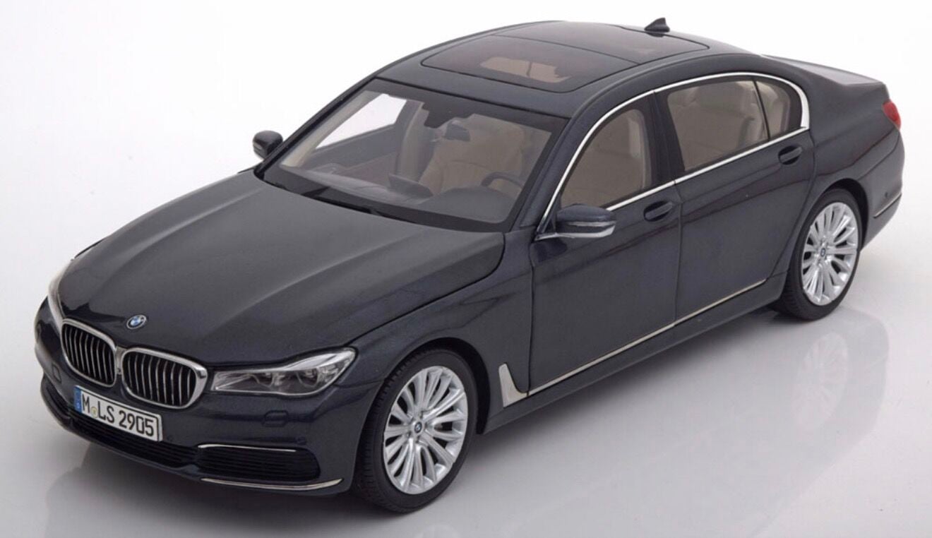 1:18 BMW BMW 750Li xDrive G12 2016 Dark Blue - Paragon Model