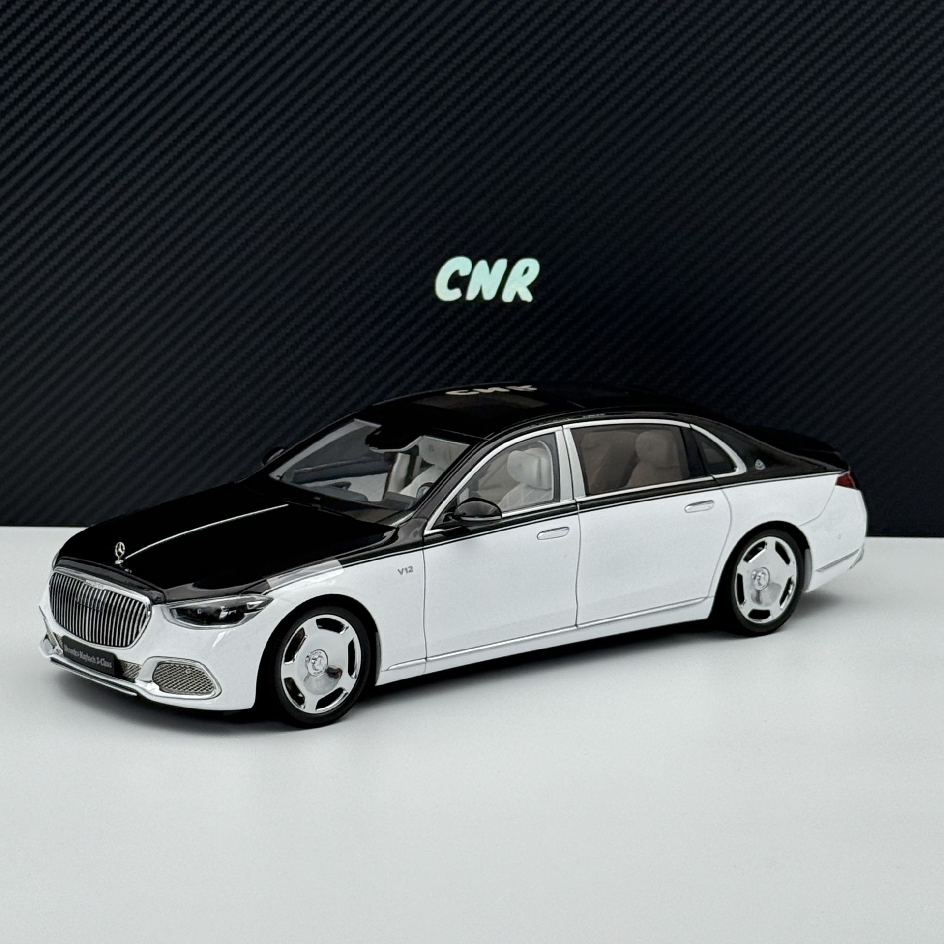 1:18 Mercedes-Maybach S Class S680 Black/White 2021 - Almost Real