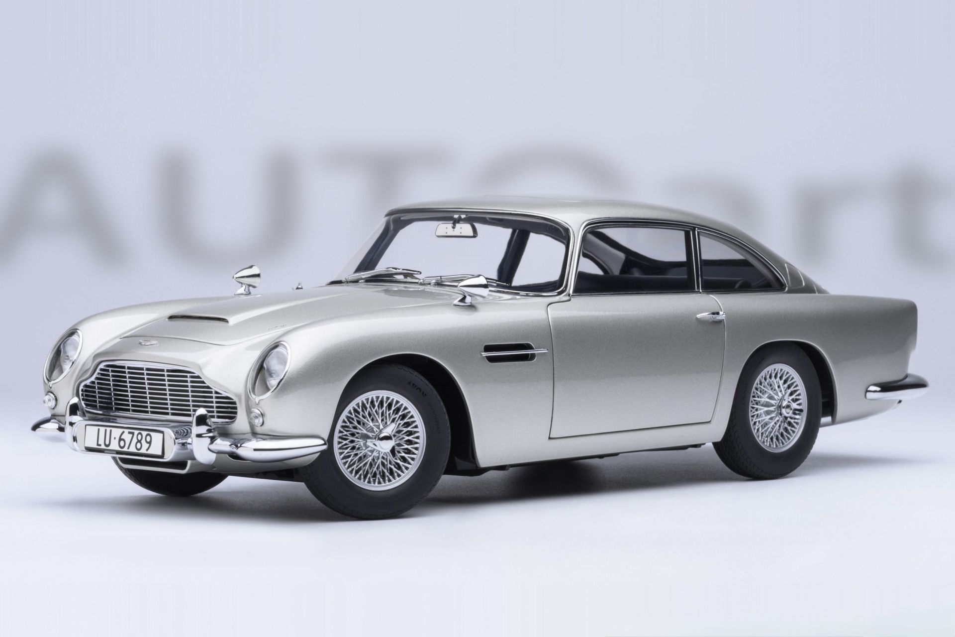 1:18 Aston Martin DB5 Goldfinger with Weapons 007 James Bond - Autoart