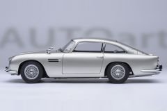 1:18 Aston Martin DB5 Goldfinger with Weapons 007 James Bond - Autoart
