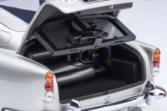 1:18 Aston Martin DB5 Goldfinger with Weapons 007 James Bond - Autoart