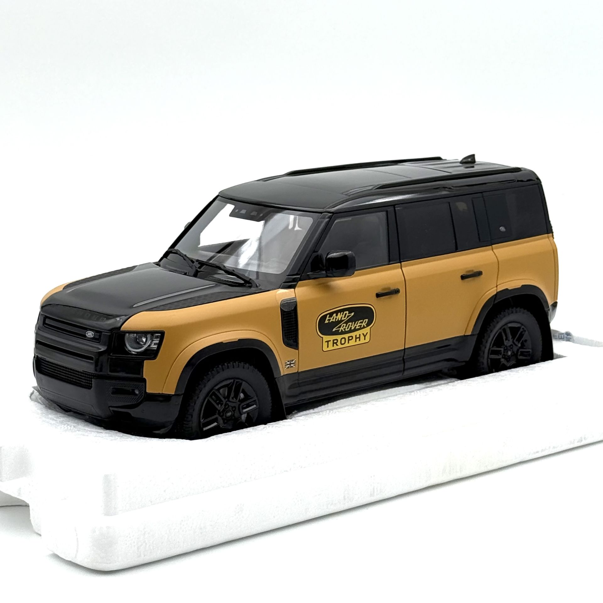 1:18 Land Rover Defender 110 Trophy Edition 2022 - Almost Real