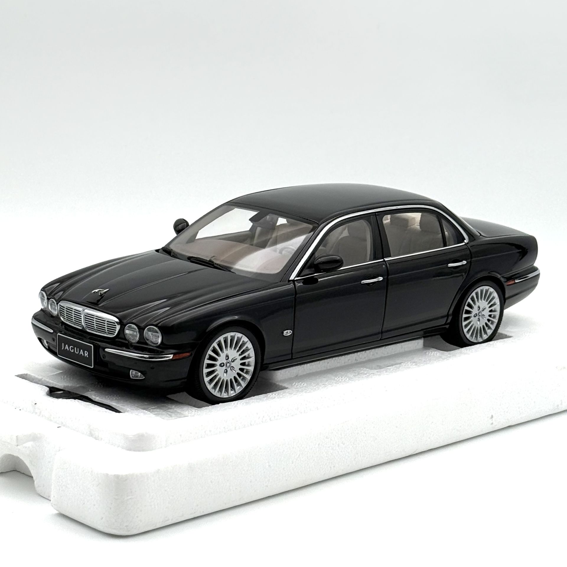 1:18 Jaguar XJ6 X350 Ebony Black 2003 - Almost Real