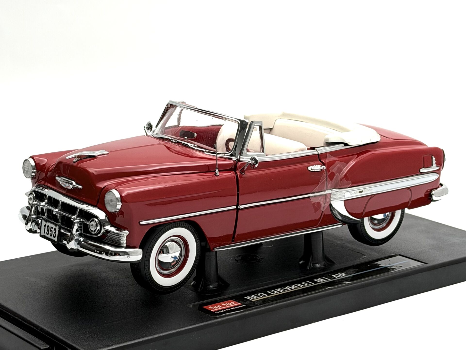 1:18 Chevrolet Bel Air Open Convertible Red 1953 - Sunstar