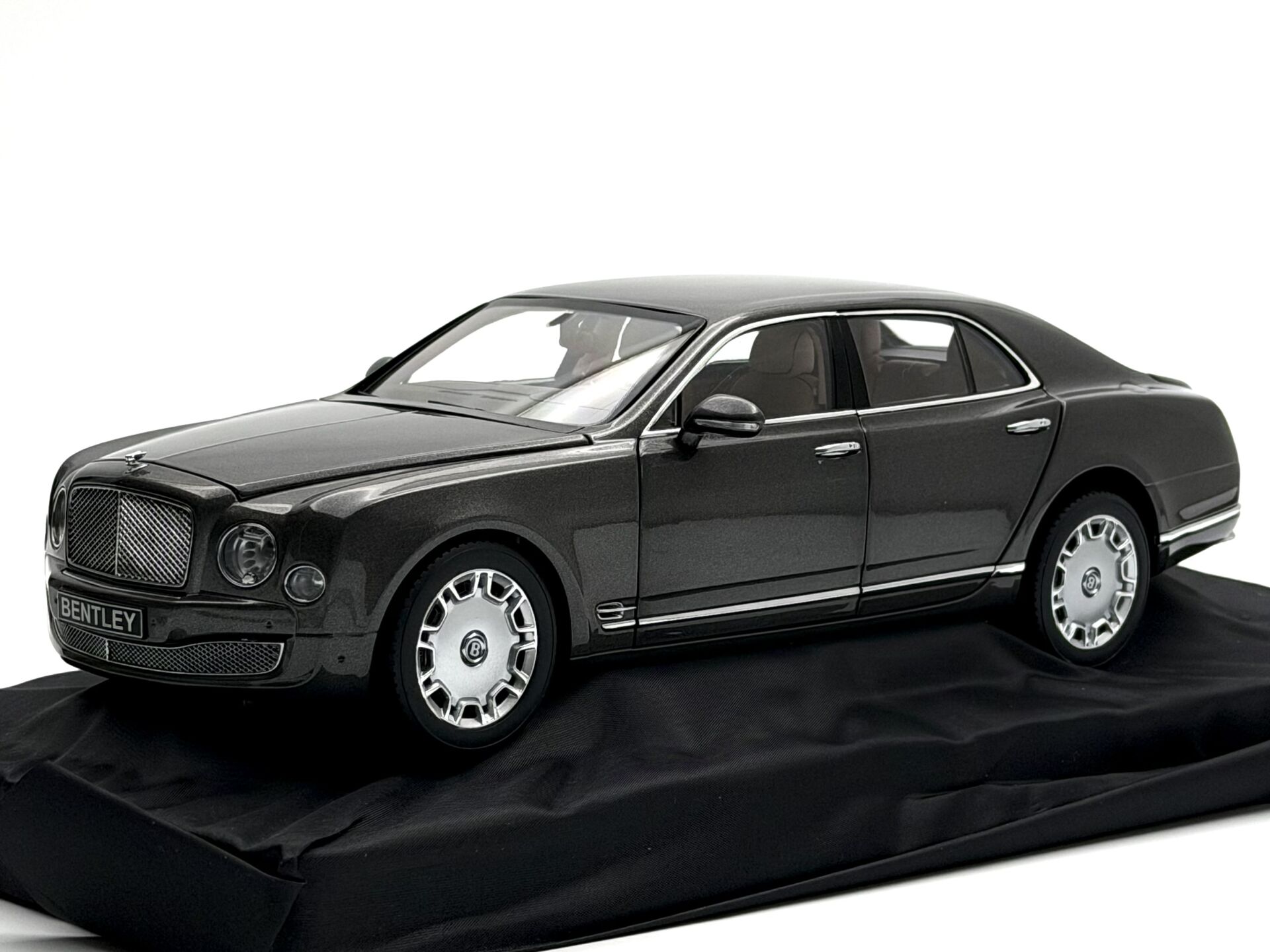 1:18 Bentley Mulsanne 2010 Brodgar - Minichamps Dealer