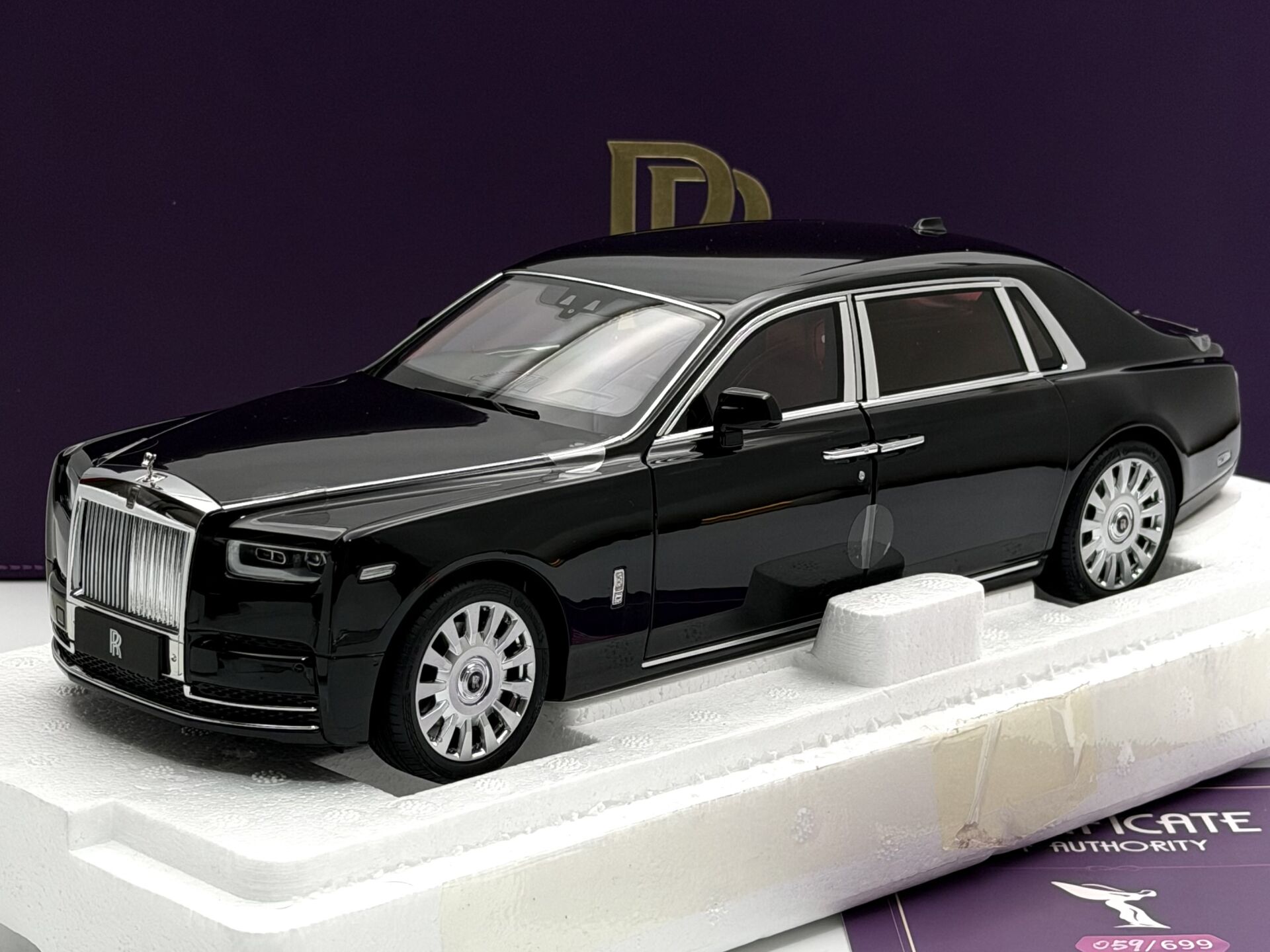 1:18 Rolls Royce New Phantom VIII Black / Red Interior - Rolls-Royce OEM