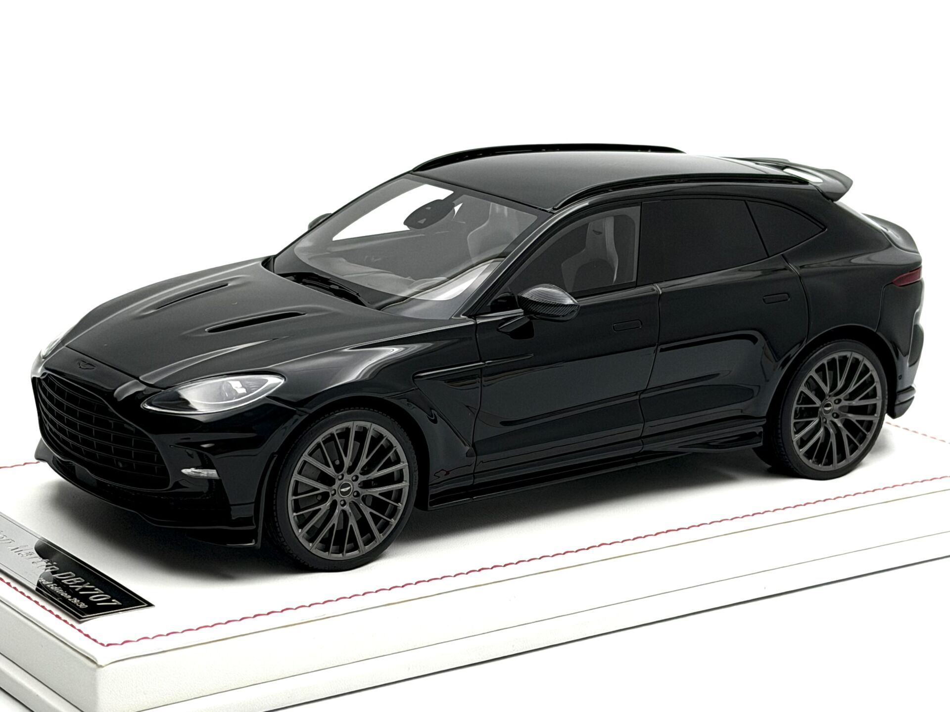 1:18 Aston Martin DBX 707 Obsidian Black 30 pcs. - IVY Merit