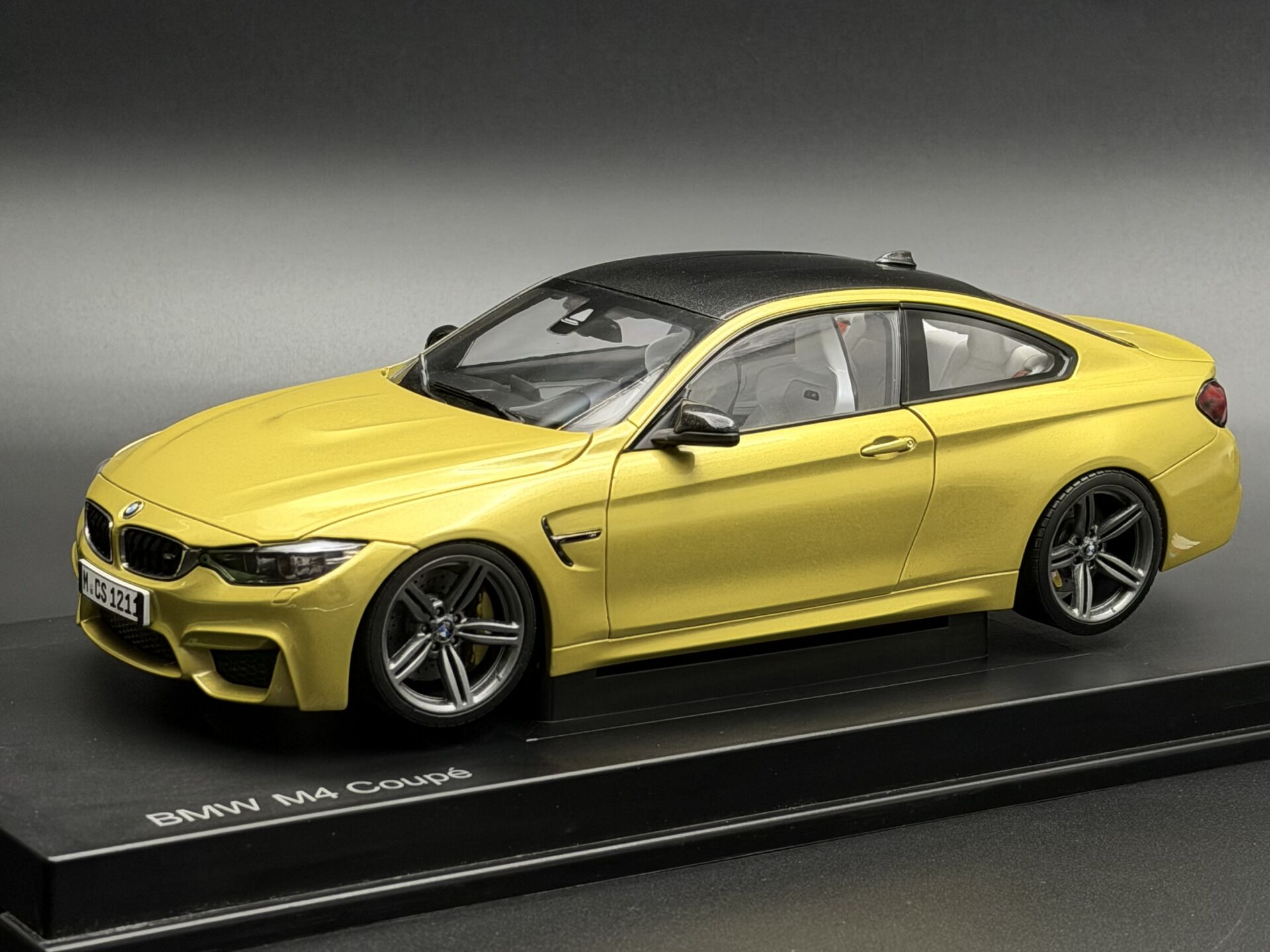 1:18 BMW M4 F82 Coupe Austin Yellow 2014 AÇIKLAMA - Paragon