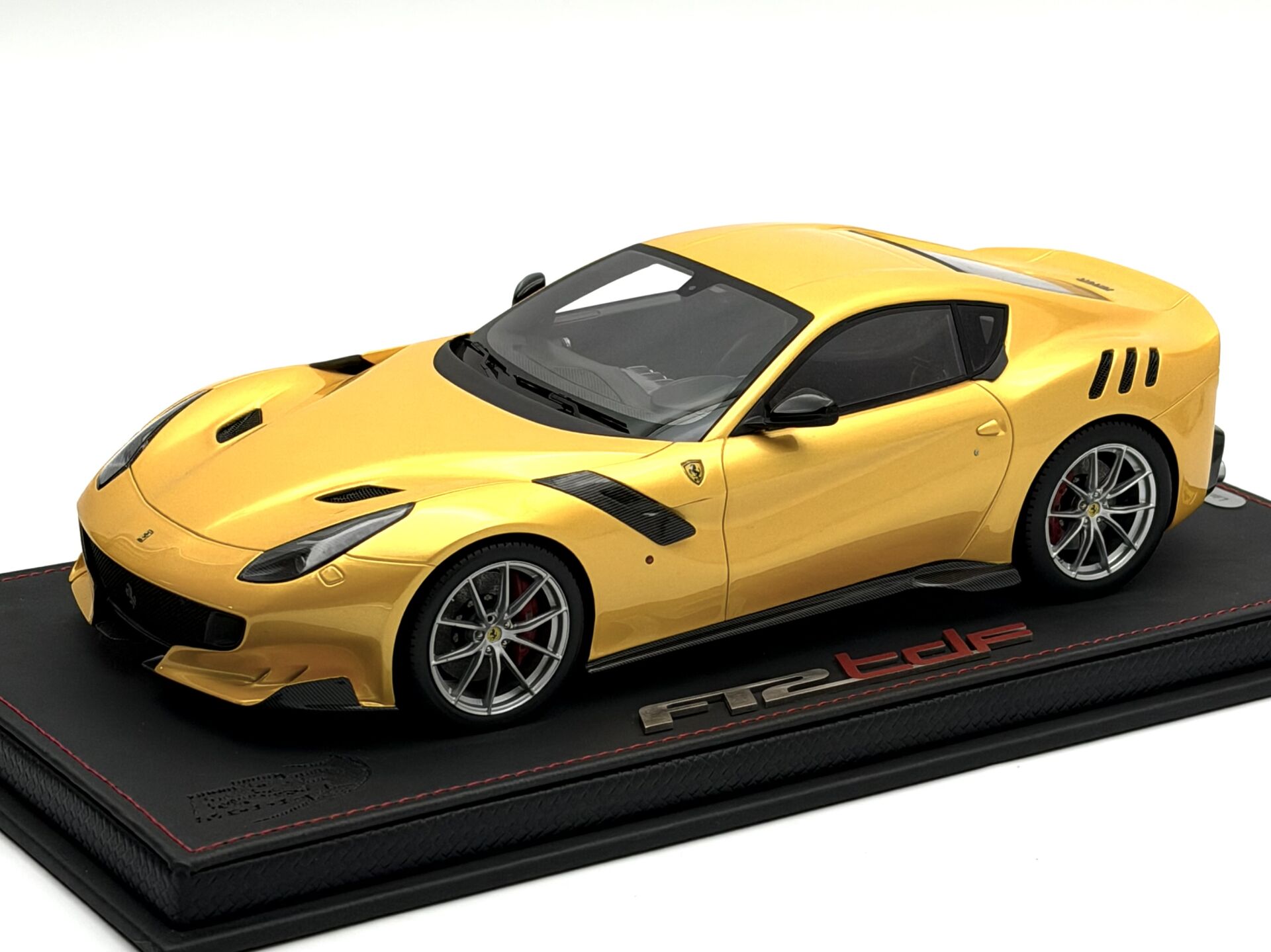 1:18 Ferrari F12 TDF 2015 Giallo Tristrato 199 pcs - BBR