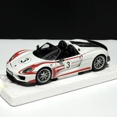 1:18 Porsche 918 Weissach Package Salzburg Edt. - Minichamps