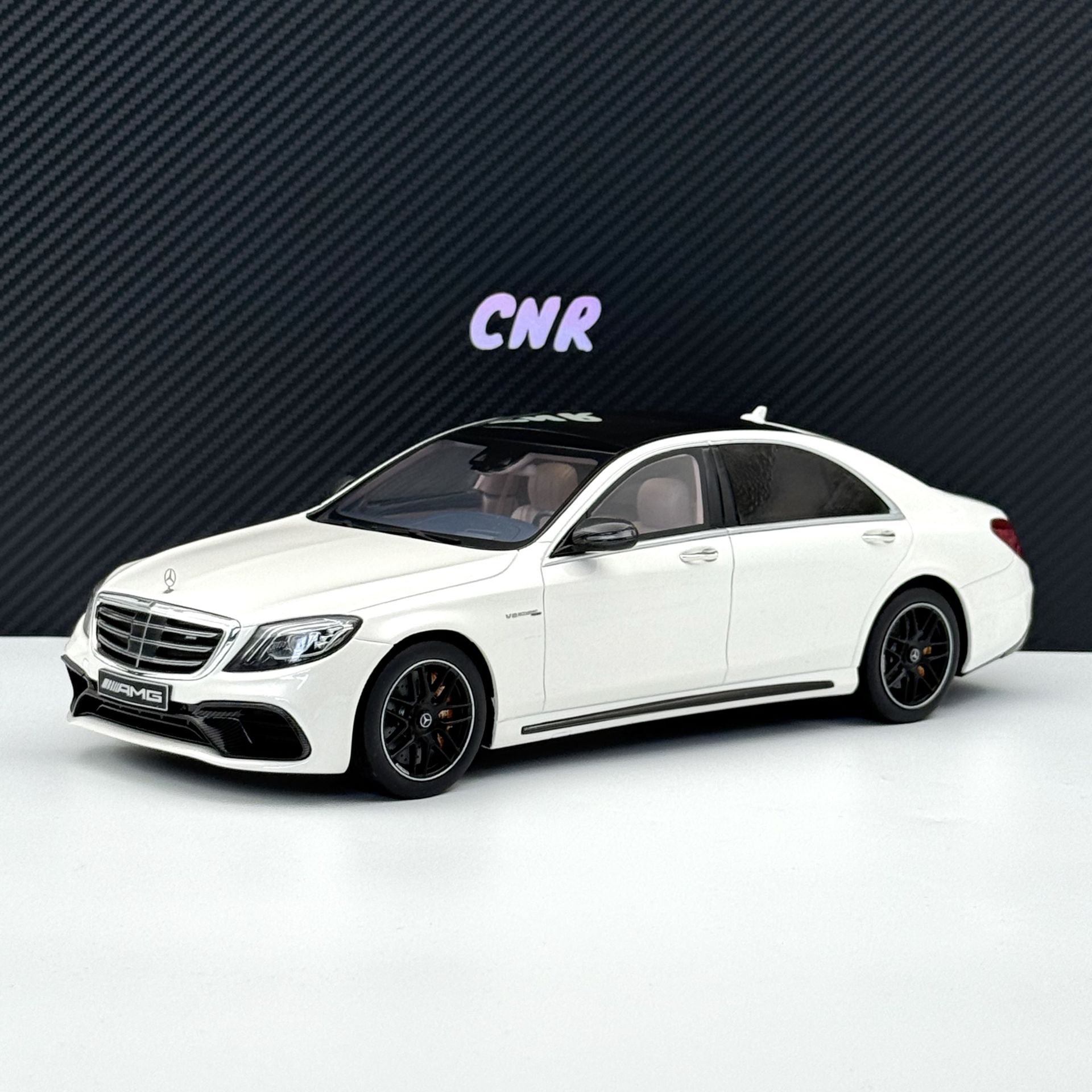 1:18 Mercedes-Benz S63 AMG W222 Facelift Diamond White - GT Spirit