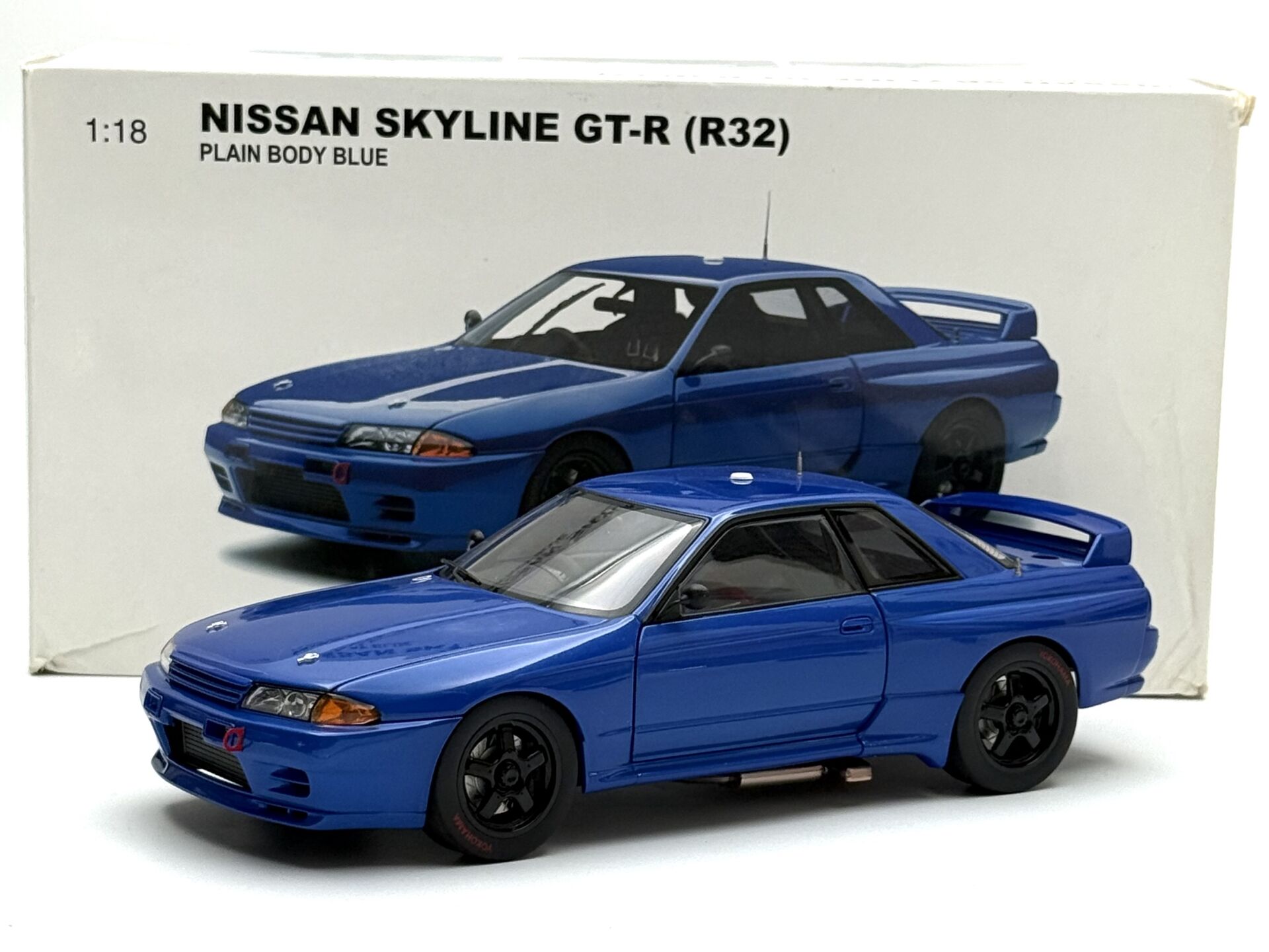 1:18 Nissan Skyline GT-R R32 Plain Body Bayside Blue '92 - Autoart