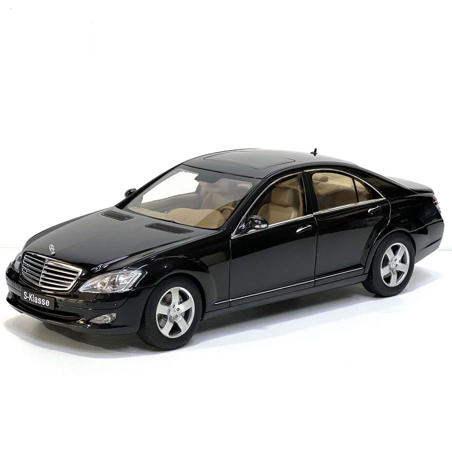 1:18 Mercedes-Benz S Class S500 W221 Black 2005 - Autoart
