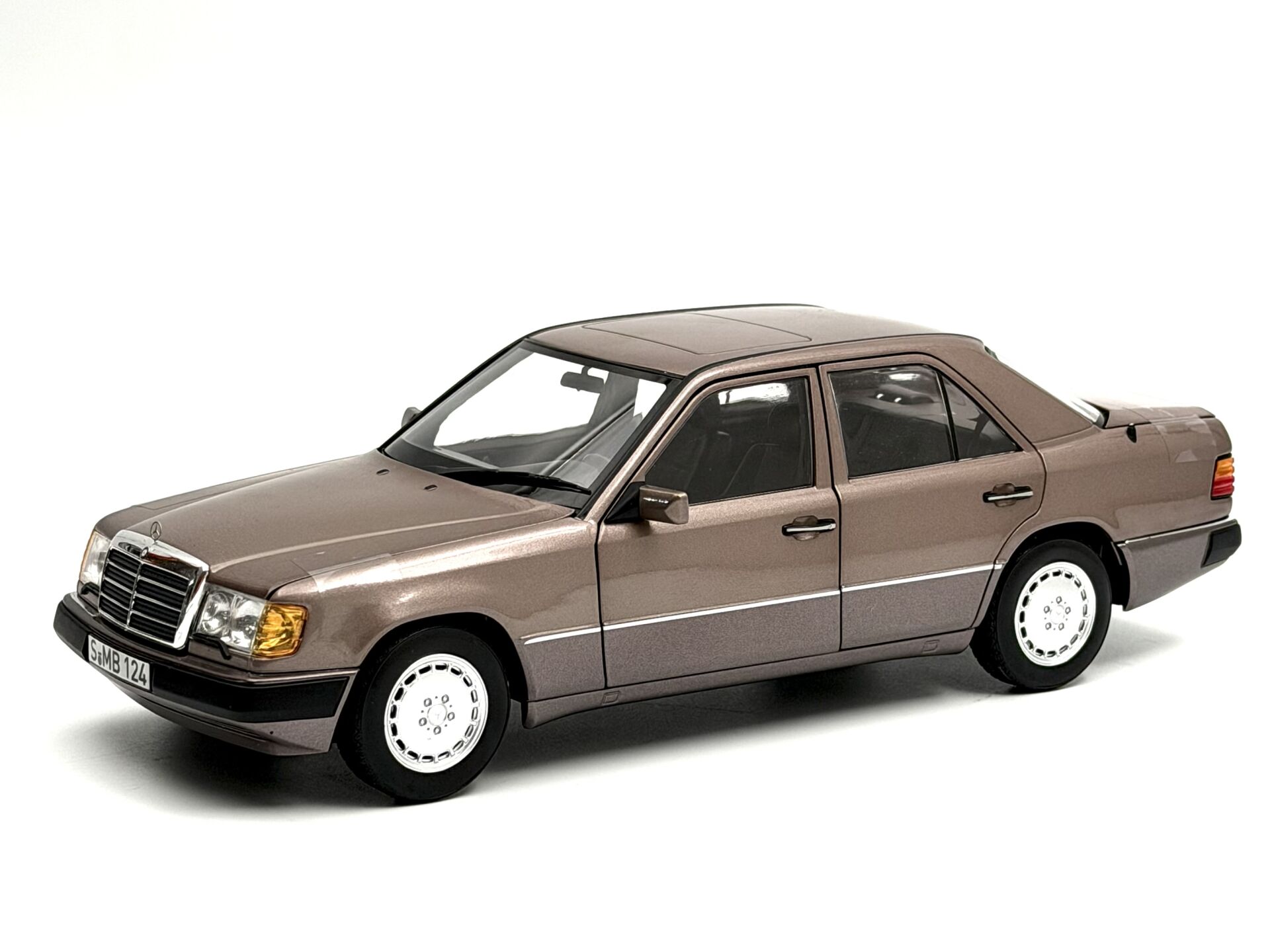 1:18 Mercedes-Benz 230E W124 1989 Rosewood - Norev Dealer