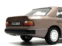 1:18 Mercedes-Benz 230E W124 1989 Rosewood - Norev Dealer